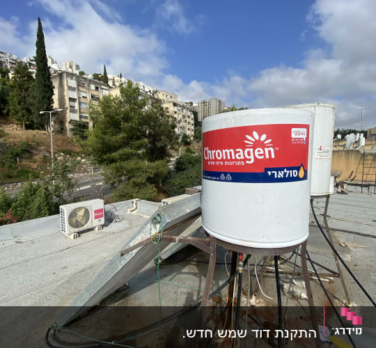 דוד שמש על גג עם צינורות וחיבורים